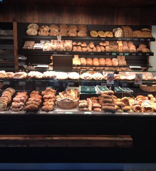 Verkaufstheke mit süßen und salzigen Backwaren | © Hohenloher Perlen | Bäckerei Café Trunk, Öhringen
