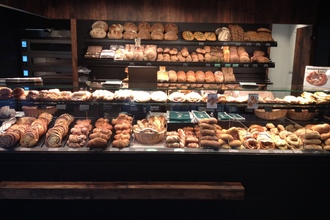 Verkaufstheke mit süßen und salzigen Backwaren | © Hohenloher Perlen | Bäckerei Café Trunk, Öhringen