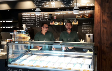 Zwei Männer stehen hinter einer Eistheke | © Hohenloher Perlen | Bäckerei Café Trunk, Öhringen