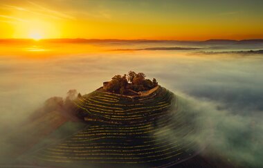 Drohnenaufnahme über Burgruine Weibertreu Weinsberg bei Sonnenaufgang | © Touristikgemeinschaft HeilbronnerLand