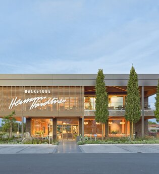 Auf dem Gebäude ist an der Fassade helles Holz. | © Touristikgemeinschaft Hohenlohe e. V. | Härdtner Bäckerei-Café N GmbH