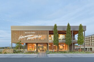 Auf dem Gebäude ist an der Fassade helles Holz. | © Touristikgemeinschaft Hohenlohe e. V. | Härdtner Bäckerei-Café N GmbH