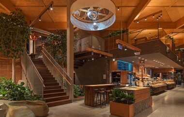 Im Innenbereich dominiert eine helle Holzdecke. | © Touristikgemeinschaft Hohenlohe e. V. | Härdtner Bäckerei-Café N GmbH