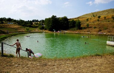 Der Badesee liegt an einem Steinbruch