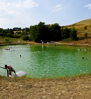 Der Badesee liegt an einem Steinbruch | © Touristikgemeinschaft Hohenlohe e. V. | Gemeinde Dörzbach