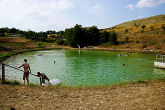 Der Badesee liegt an einem Steinbruch | © Touristikgemeinschaft Hohenlohe e. V. | Gemeinde Dörzbach