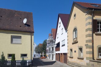 Straßenszene mit traditionellen Häusern und blauem Himmel. | © Petra Natzkowski