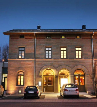 Der alte Bahnhof ist nachts beleuchtet | © Touristikgemeinschaft Hohenlohe e. V.