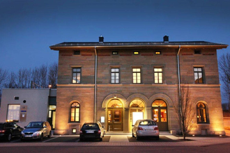 Der alte Bahnhof ist nachts beleuchtet | © Touristikgemeinschaft Hohenlohe e. V.