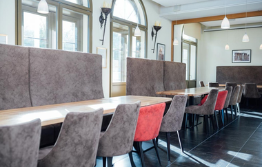 Eine moderne Einrichtung mit Tischen und Stühlen gibt es im Restaurant. | © Touristikgemeinschaft Hohenlohe e. V.