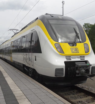 An- und Abreise mit dem Zug - Ein Zug fährt in den Bahnhof ein | © KreisVerkehr