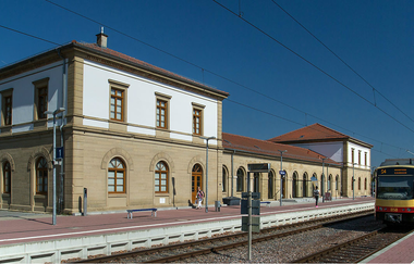 Bahnhof Eppingen mit Gleisen und mit anfahrender Stadtbahn | © Stadt Eppingen