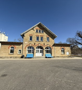 Rot am See Bahnhof mit 2 bauen Bänken_Juhe | © Hohenlohe + Schwäbisch Hall Tourismus e. V.