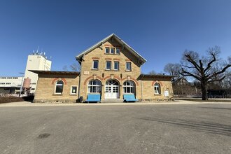 Rot am See Bahnhof mit 2 bauen Bänken_Juhe | © Hohenlohe + Schwäbisch Hall Tourismus e. V.