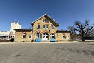 Rot am See Bahnhof mit 2 bauen Bänken_Juhe | © Hohenlohe + Schwäbisch Hall Tourismus e. V.