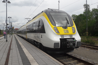 An- und Abreise mit dem Zug - Ein Zug fährt in den Bahnhof ein | © KreisVerkehr