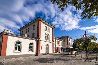 Blick auf das historische Bahnhofsgebäude der Stadt Schwetzingen | © Stadt Schwetzingen