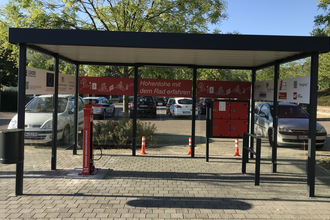 Ein Unterstand mit Radreparatursääule und Akkuschließfächern. | © Touristikgemeinschaft Hohenlohe e. V.