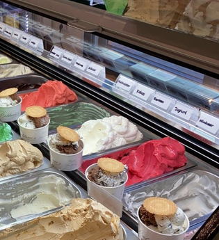 Eistheke mit verschiedenen Eissorten | © Balducci