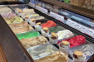 Eistheke mit verschiedenen Eissorten | © Balducci