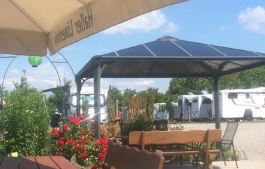 Am Stellplatz gibt es einen Biergarten mit Sonnenschirmen und Bierbänken | © Touristikgemeinschaft Hohenlohe e. V. | Wohnmobilpark HEICamp