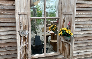 Dekoriertes Holzfenster im Bediengarten | © Touristikgemeinschaft Hohenlohe e, V.  | Heicamp Öhringen