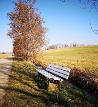 Rastmöglichkeit an sonnigem Feldweg | © Hohenlohe + Schwäbisch Hall Tourismus e. V.