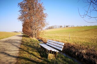 Rastmöglichkeit an sonnigem Feldweg | © Hohenlohe + Schwäbisch Hall Tourismus e. V.