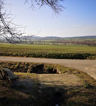 Bank mit Blick auf Dorf Lendsiedel | © Hohenlohe + Schwäbisch Hall Tourismus e. V.