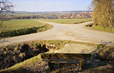 Bank bei Feldweg mit Ausblick auf Dorf Lendsiedel | © Hohenlohe + Schwäbisch Hall Tourismus e. V.