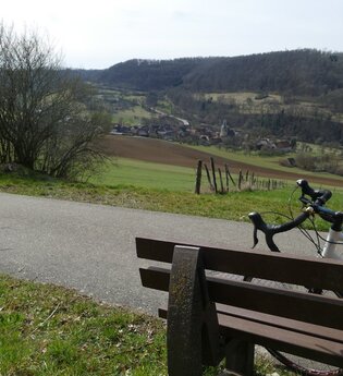 Bank mit Lehne mit Blick auf Bächlingen | © Hohenlohe + Schwäbisch Hall Tourismus e. V.