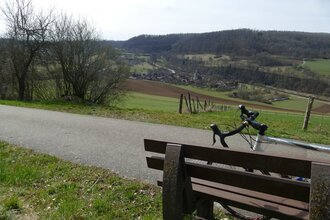 Bank mit Lehne mit Blick auf Bächlingen | © Hohenlohe + Schwäbisch Hall Tourismus e. V.