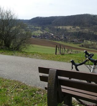 Bank mit Lehne mit Blick auf Bächlingen | © Hohenlohe + Schwäbisch Hall Tourismus e. V.