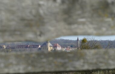 Bank mit Lehne mit Blick auf Schloss Kirchberg | © Hohenlohe + Schwäbisch Hall Tourismus e. V.