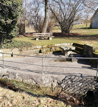 Rastmöglichkeit mit Bank im kleinen Dorf Dörrenzimmern | © Hohenlohe + Schwäbisch Hall Tourismus e. V.