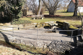 Rastmöglichkeit mit Bank im kleinen Dorf Dörrenzimmern | © Hohenlohe + Schwäbisch Hall Tourismus e. V.