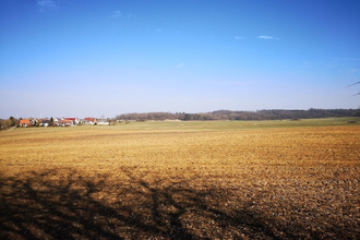 Rastmöglichkeit mit Ausblick auf Feld | © Hohenlohe + Schwäbisch Hall Tourismus e. V.