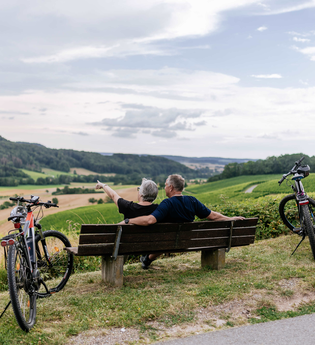 Radfahrer genießen Aussicht | © Hohenloher Perlen