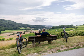 Radfahrer genießen Aussicht | © Hohenloher Perlen