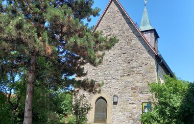 Westseite der Bartholomäuskirche in Großaltdorf mit Baum im Vordergrund. | © Petra Natzkowski