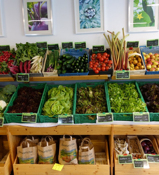 Gemüse und Obst in der Auslage eines Hofladens