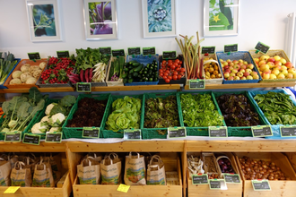 Gemüse und Obst in der Auslage eines Hofladens
