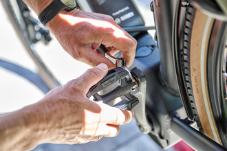 Ein Mann repariert an einem Rad ein Pedal | © Touristikgemeinschaft Hohenlohe e. V.