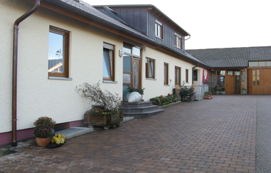 Außenansicht Besenwirtschaft Weingut Sommer in Brackenheim-Haberschlacht | © Neckar-Zaber-Tourismus e.V.