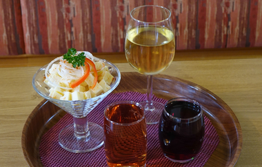 Wein und Käsewürfel | Besenwirtschaft Weingut Winkler | Brackenheim | Uff'm Scheuraboda | © Neckar-Zaber-Tourismus e.V.