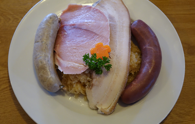 Besengericht mit verschiedenen Würsten und Fleisch | Besenwirtschaft Weingut Winkler in Brackenheim | Uff'm Scheuraboda | Besenteller | © Neckar-Zaber-Tourismus e.V.