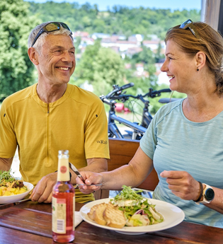 Radfahrende im Biergarten am Kocher | © Touristikgemeinschaft Hohenlohe e.V. | Florian Trykowski