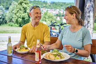 Radfahrende im Biergarten am Kocher | © Touristikgemeinschaft Hohenlohe e.V. | Florian Trykowski