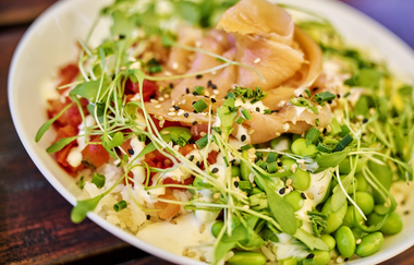 Lachs-Bowl im Biergarten am Kocher | © Touristikgemeinschaft Hohenlohe e.V. | Florian Trykowski