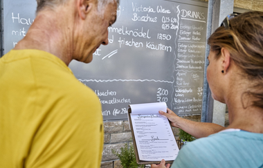 Radfahrende bestellen im Biergarten | © Touristikgemeinschaft Hohenlohe e.V. | Florian Trykowski